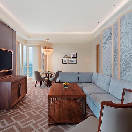 Sheraton Petaling Jaya Hotel Exteriör bild A living room in a suite at the hotel