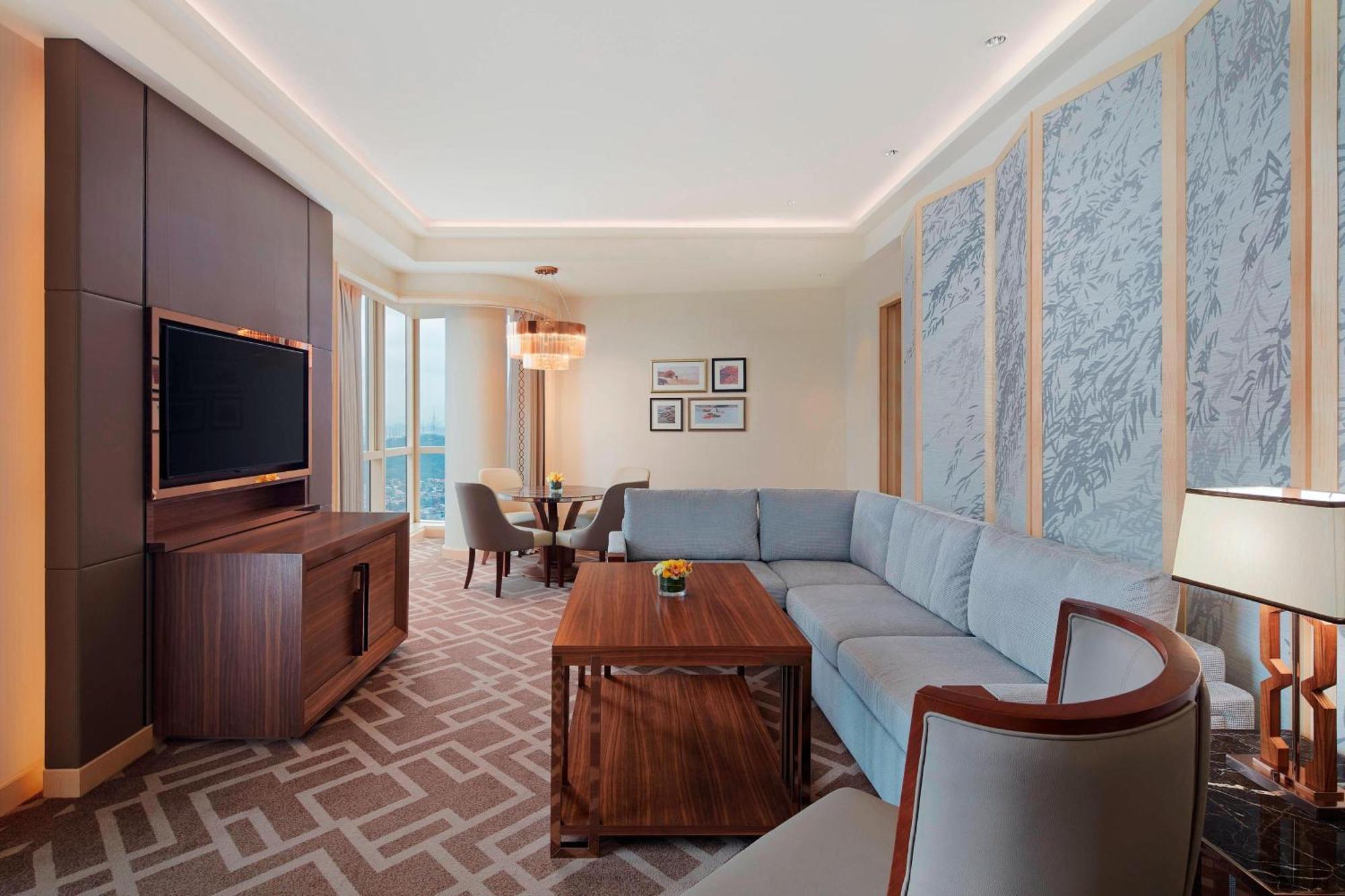 Sheraton Petaling Jaya Hotel Exteriör bild A living room in a suite at the hotel